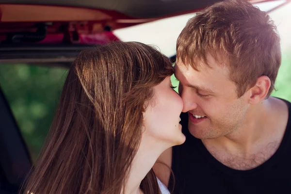 Junge lächeln paar romantische küsse sitzen im auto, sommerzeit — Stockfoto
