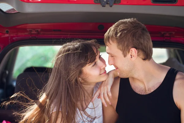 Junge lächeln paar romantische küsse sitzen im auto, sommerzeit — Stockfoto