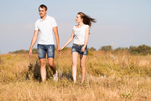 Glücklich lächelndes verliebtes Paar — Stockfoto