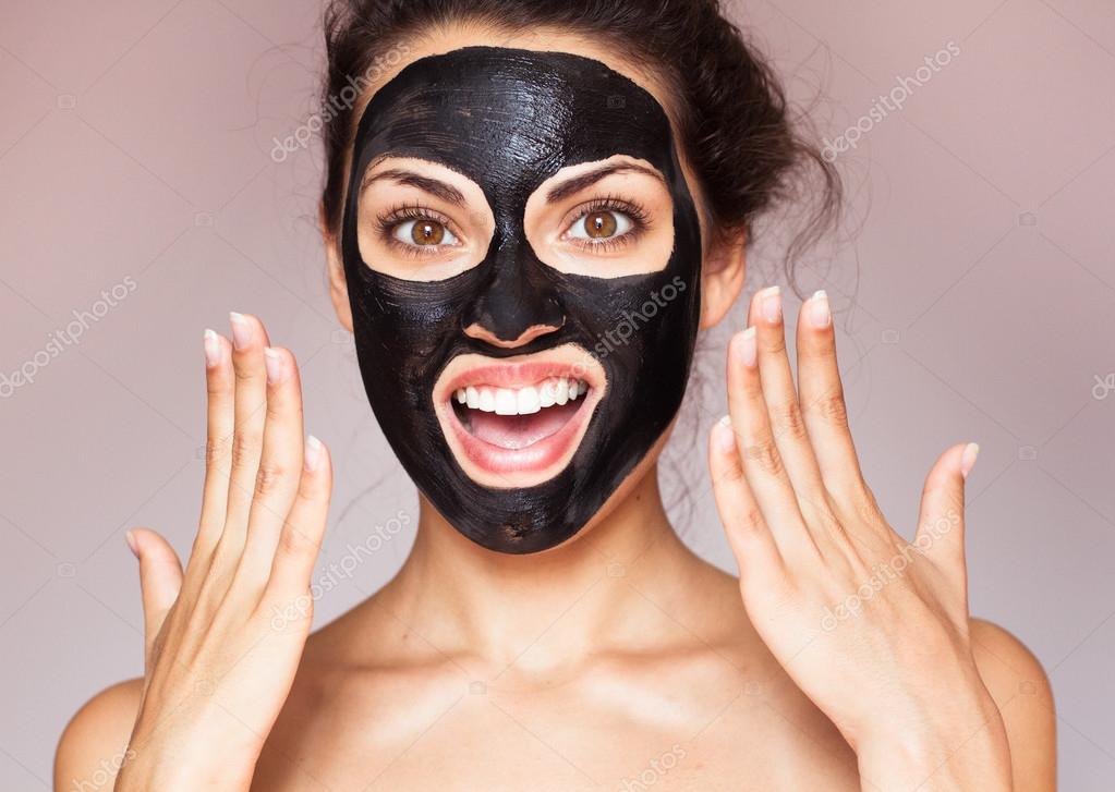 Молодая красивая женщина в маске для лица терапевта — Стоковое фото
