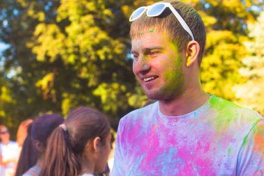 Holi Festivali renkli bir genç haooy adam portresi