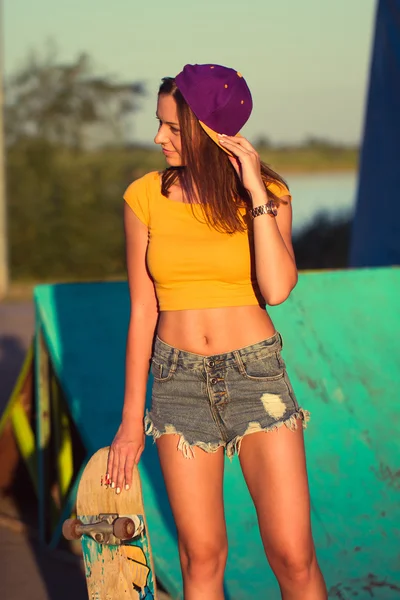 Beautiful young woman on a skateboard at the skate park — 스톡 사진