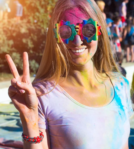 Portrait of happy young girl on holi  festival — ストック写真