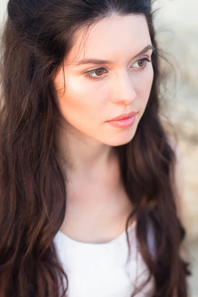 Beautiful young woman with bunch of wildflowers — Stockfoto