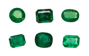 Beyaz arka plan üzerinde izole doğal Emerald