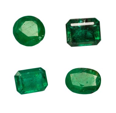 Beyaz arka plan üzerinde izole doğal Emerald
