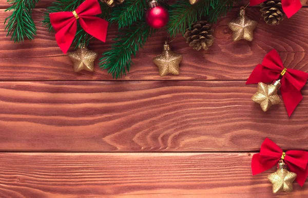 Рождественская елка с украшением на темной деревянной доске. Софт — стоковое фото