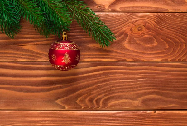 Abeto de Navidad con decoración en tablero de madera oscura. Suave fo —  Fotos de Stock