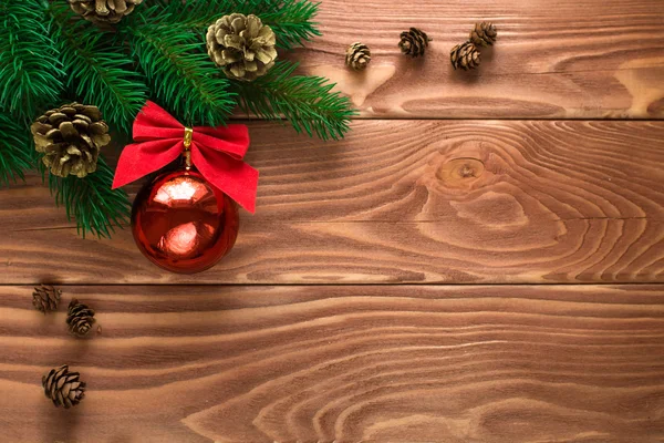 Abeto de Navidad con decoración en tablero de madera oscura. Suave fo —  Fotos de Stock