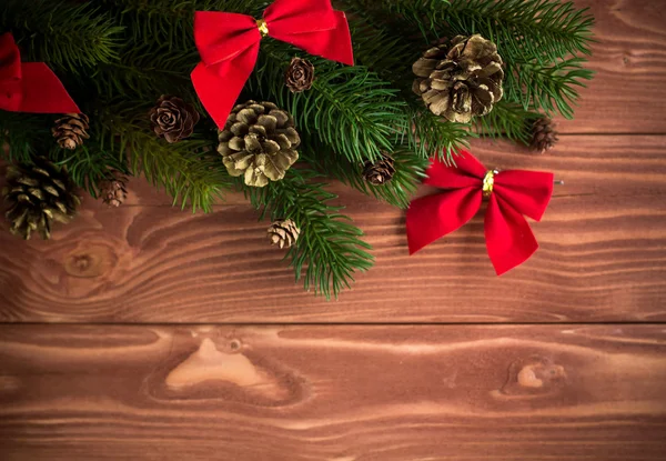 Abeto de Navidad con decoración en tablero de madera oscura. Suave fo —  Fotos de Stock