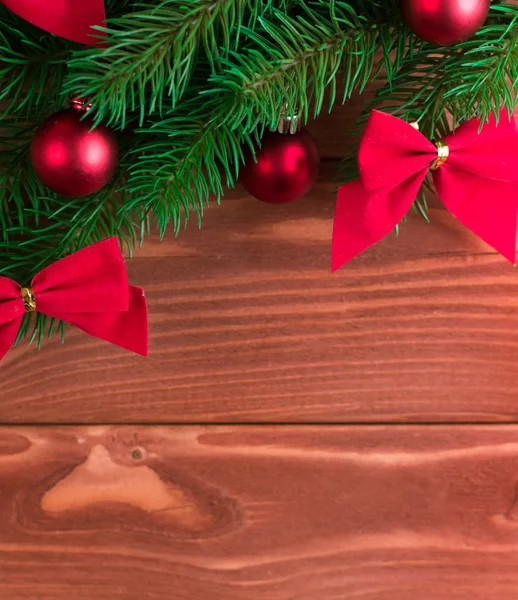 Abeto de Navidad con decoración en tablero de madera oscura. Suave fo —  Fotos de Stock