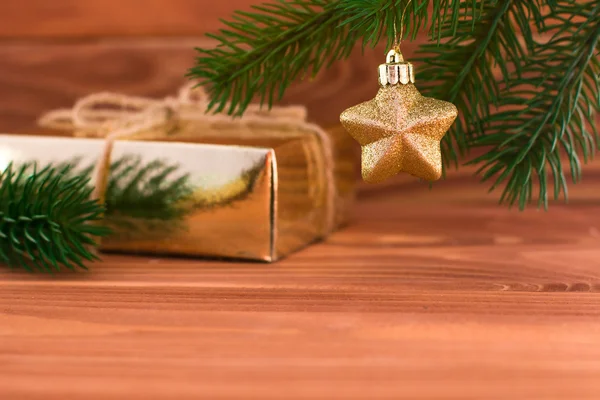 Jouets et cadeaux de Noël Décorations d'arbres de Noël sur le bois — Photo