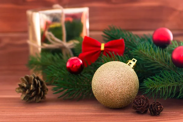 Weihnachtsspielzeug und Geschenke Christbaumschmuck auf dem Holz — Stockfoto