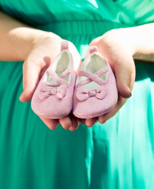 Pembe Bebek Patiği, holding yeşil elbise göbek hamile kadın e