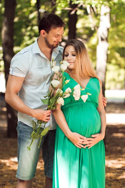 Gelukkige paar - man en zijn zwangere vrouw in de herfst park — Stockfoto