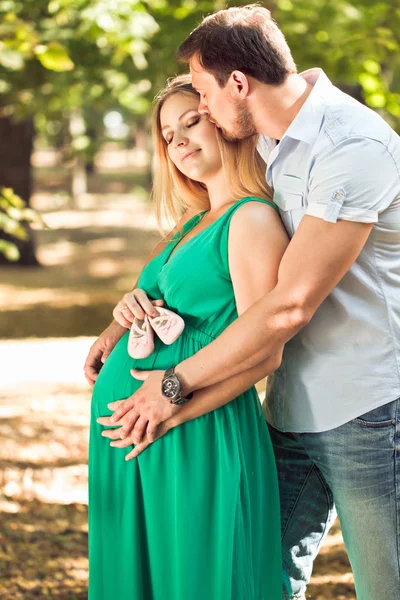 Portret van een schattige aanstaande ouders in park — Stockfoto