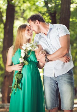 Şirin bir bekleyen ebeveynler Park portresi