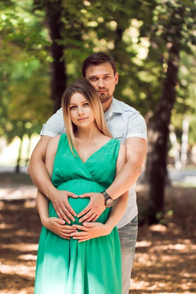 Portret van een schattige aanstaande ouders in park — Stockfoto