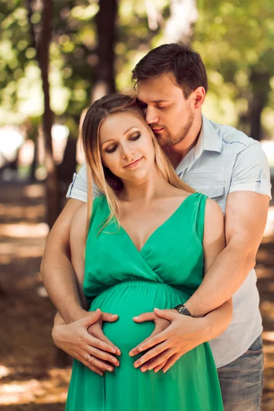 Gelukkige paar - man en zijn zwangere vrouw in de herfst park — Stockfoto