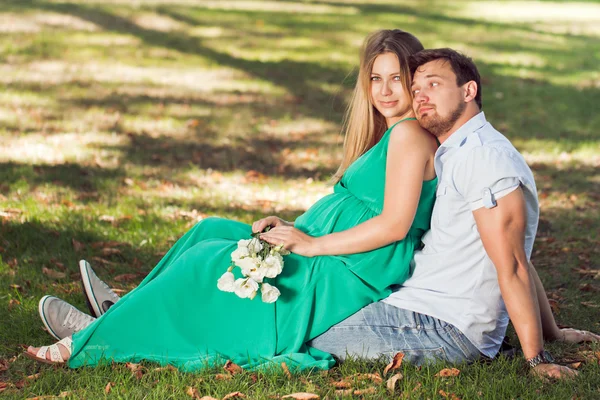 Mooie jonge zwangere paar in het park — Stockfoto