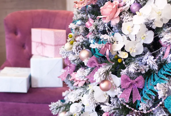 Albero di Natale decorato all'interno. Concentrazione morbida — Foto Stock