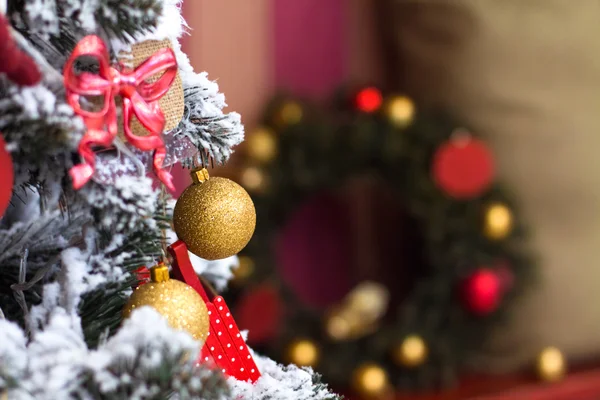 Árbol de Navidad decorado en el interior. Enfoque suave —  Fotos de Stock