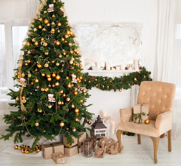 Albero di Natale con regali in salotto — Foto Stock