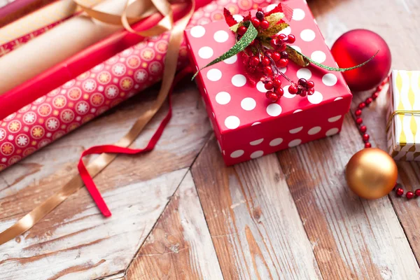Rollos de papel de envolver de Navidad con cintas, regalos y bols —  Fotos de Stock