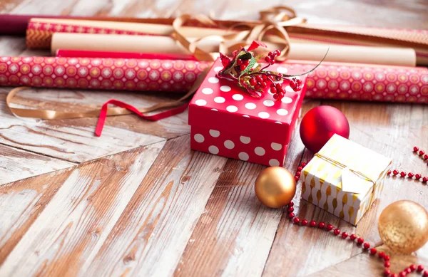 Rollos de papel de envolver de Navidad con cintas, regalos y bols —  Fotos de Stock