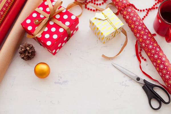 Wrapping Christmas gift - preparation. Accessories on wooden whi — Stock Photo, Image