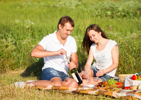 Νεαρό ζευγάρι χαρούμενος στο πάρκο για picnic. Κινηματογράφηση σε πρώτο πλάνο. — Φωτογραφία Αρχείου