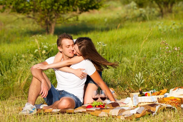 Молодая красивая влюбленная пара отдыхает на пикнике под открытым небом — стоковое фото