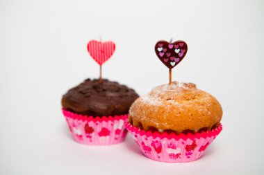 Sevgililer günü için beyaz arka plan üzerinde asabi kek. Seçici