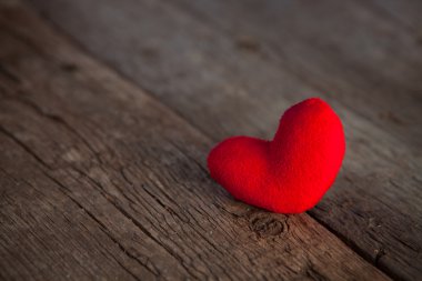 Eski ahşap arka plan üzerinde Sevgililer günü kırmızı kalp