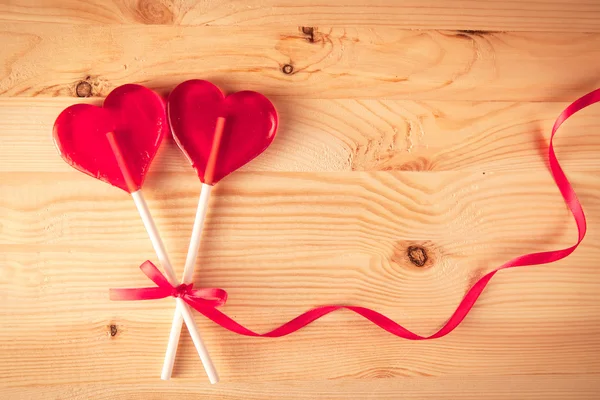两个心形糖果木制背景，概念的爱，快乐 — 图库照片