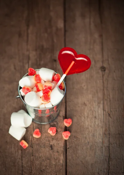Valentine serca cukierki na ładny wiadro metalowe na drewniany — Zdjęcie stockowe