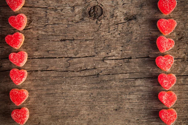 果冻糖果老式木制背景上的红色心型. — 图库照片