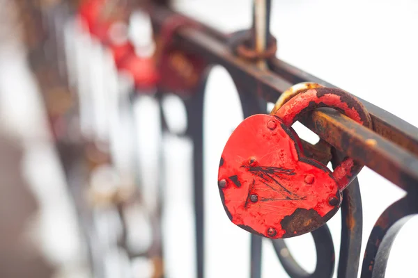 Vintage closed red padlock in heart shape Close Up on a blurred — Stock Photo, Image