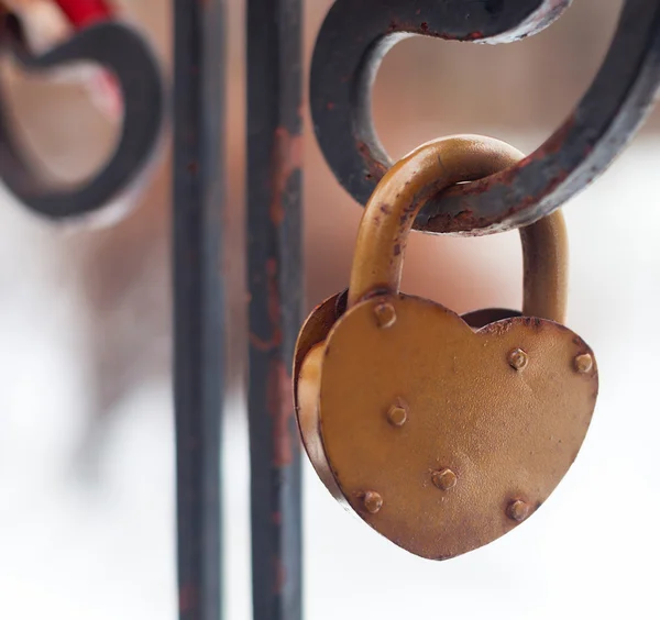 Vintage closed gold padlock in heart shape Close Up on a blurred — Stock Photo, Image