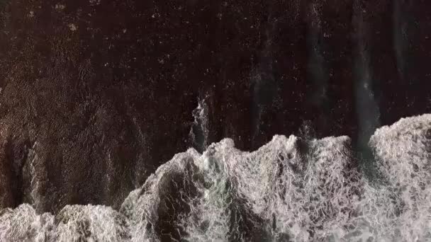 Widok z lotu ptaka fale na plaży — Wideo stockowe