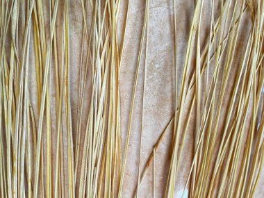 Dikey Kurumuş bitki liflerinin doğal dokusu, Organik El Sanatları Tasarımı ve Dekorasyonu için Ayrıntılı Bej Rattan Bambu Hasır Arkaplanı