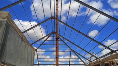 Parlak Mavi Gökyüzü Altında Çelik Çerçeve Yapımı