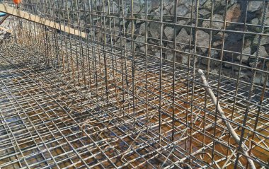 Sivil İnşaat Projesi Alanında Çelik Güçlendirme (Çelik İnşaat) Ağı (Çelik İnşaat Ağı) Kurulumu. Beton Dökme Çelik Yapısı.