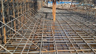 Sivil İnşaat Projesi Alanında Çelik Güçlendirme (Çelik İnşaat) Ağı (Çelik İnşaat Ağı) Kurulumu. Beton Dökme Çelik Yapısı.