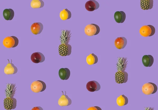 Motif Fruits Créatif Sur Fond Violet Pastel Concept Minimal Composition — Photo