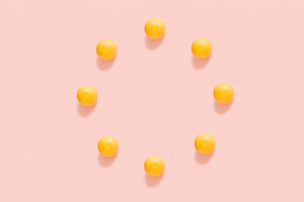 圆圆的黄色柚子在粉红的背景上 最小平铺构图 — 图库照片