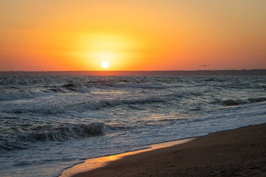 Deniz kıyısında şafak ve fırtına
