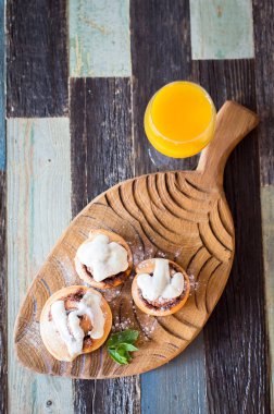 Tarçınlı ev yapımı çörekler ve bir bardak meyve suyu.