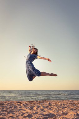 Kız denizin üzerinde uçuyor