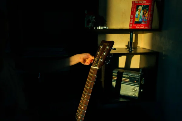 Das Mädchen Stellt Die Gitarre Dunkeln Ein Sie Wird Vom — Stockfoto